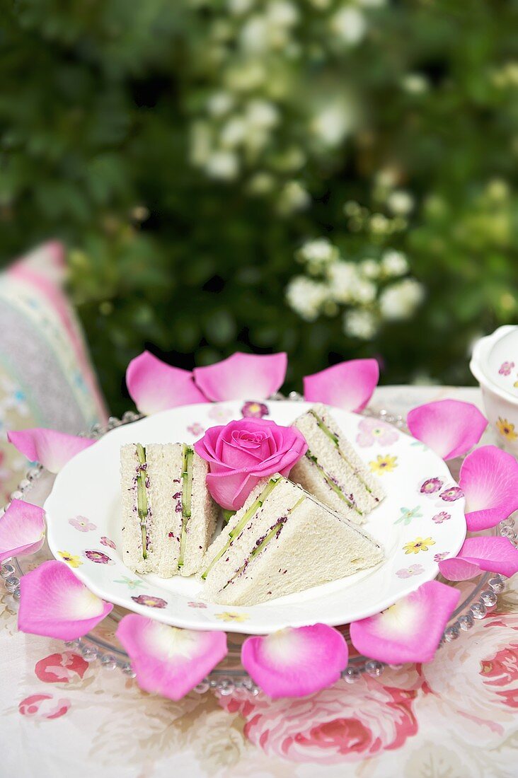 Tramezzini mit Rosendeko auf Gartentisch