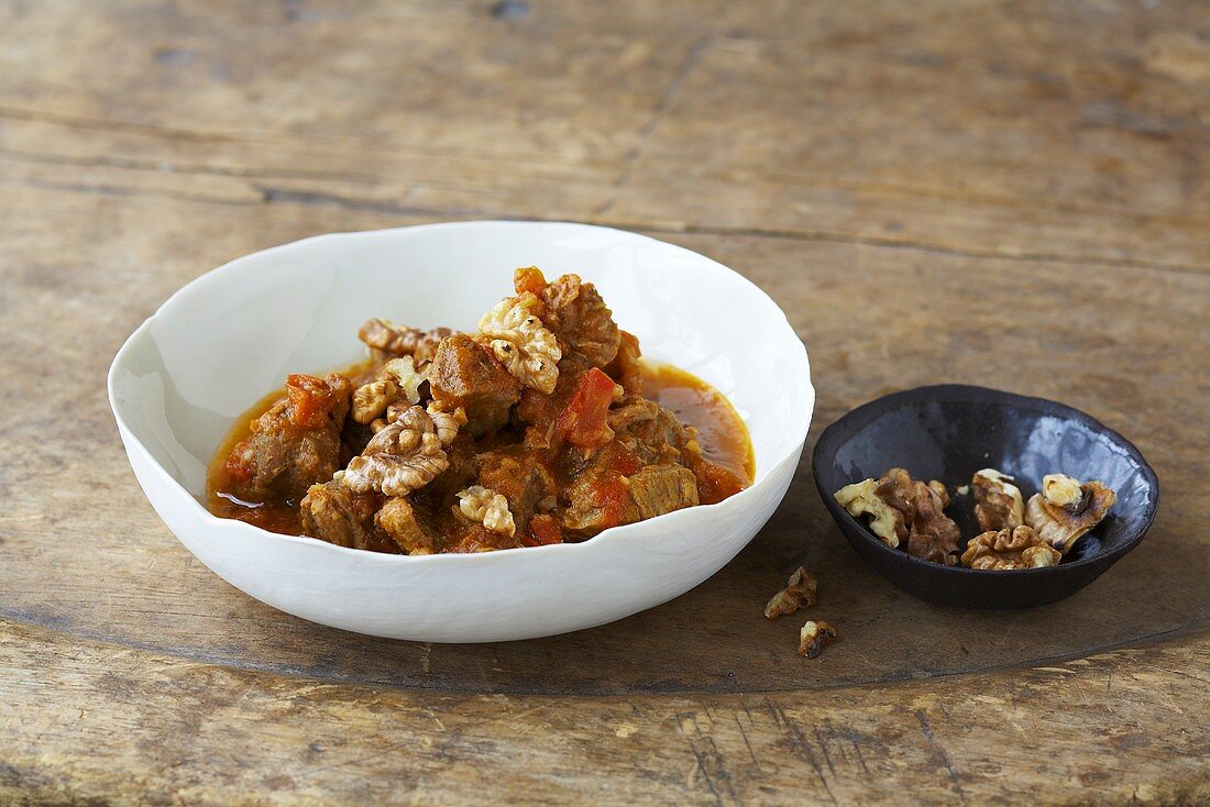 Lamb curry with walnuts (Pakistan)