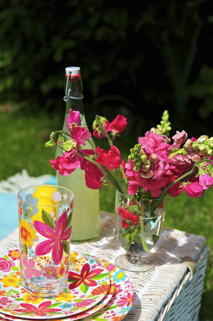 Limonade und Blumenstrauss auf Picknickkorb
