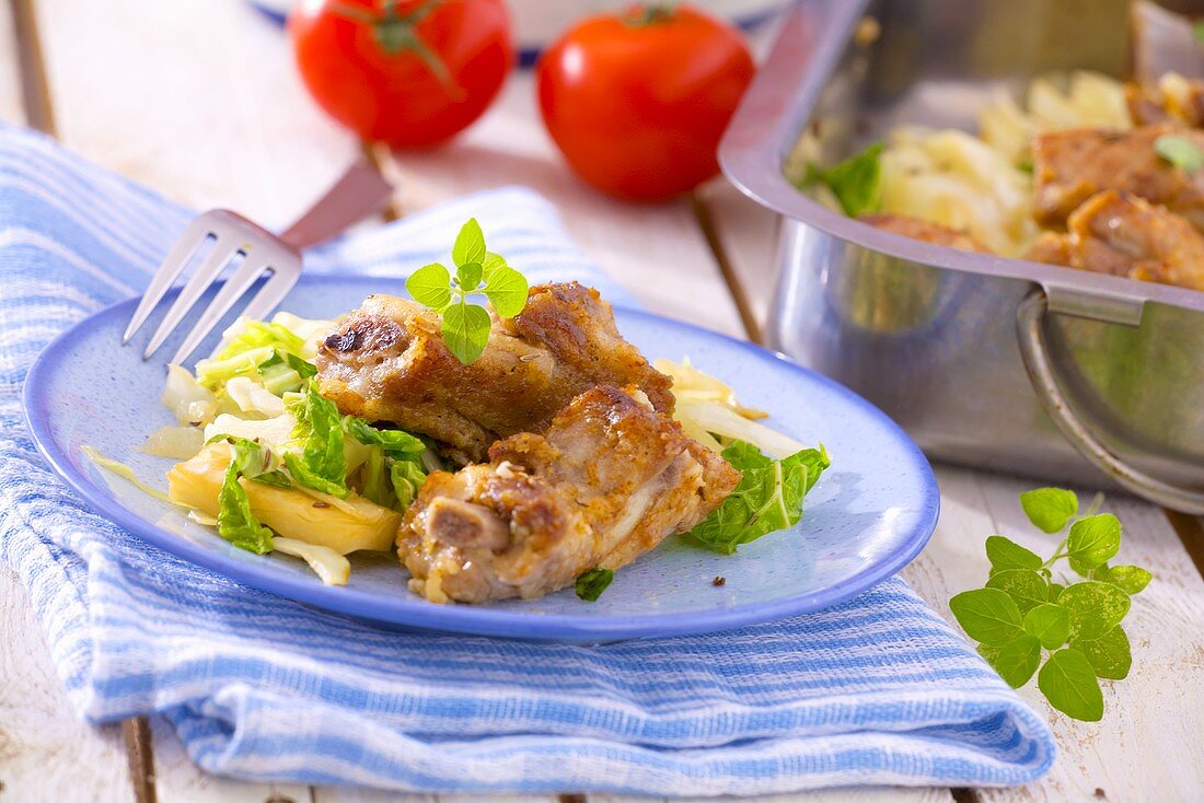 Gebratene Rippchen mit Kohl auf Teller