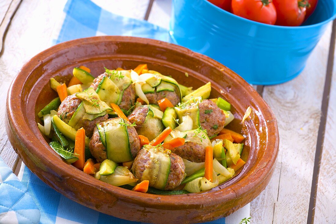 Hackbällchen mit Zucchini und Möhren in Tajineform