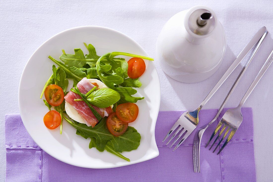 Mozzarella mit Parmaschinken, Tomaten, Basilikum und Rucola