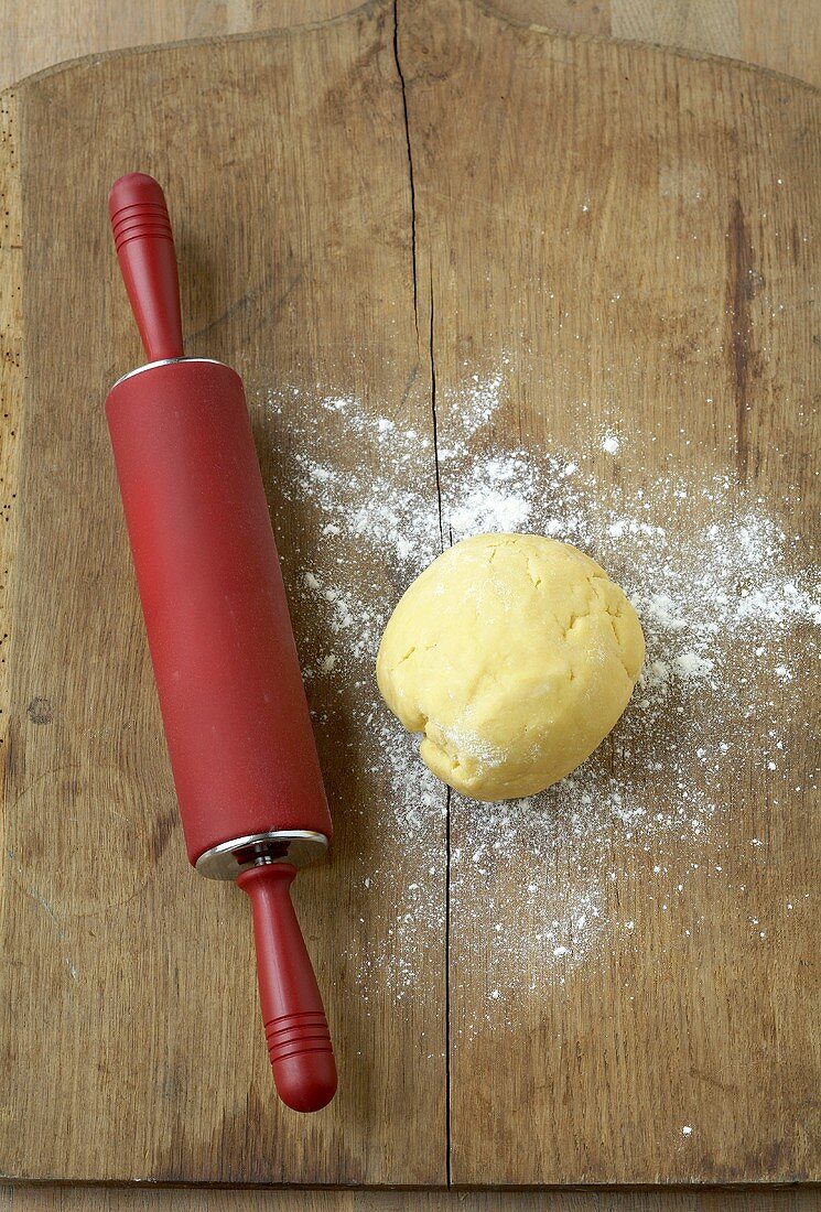 Shortcrust pastry and rolling pin