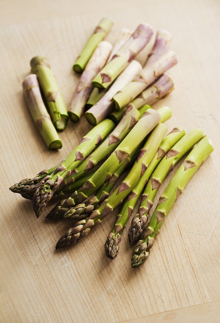 Green asparagus, cut into pieces