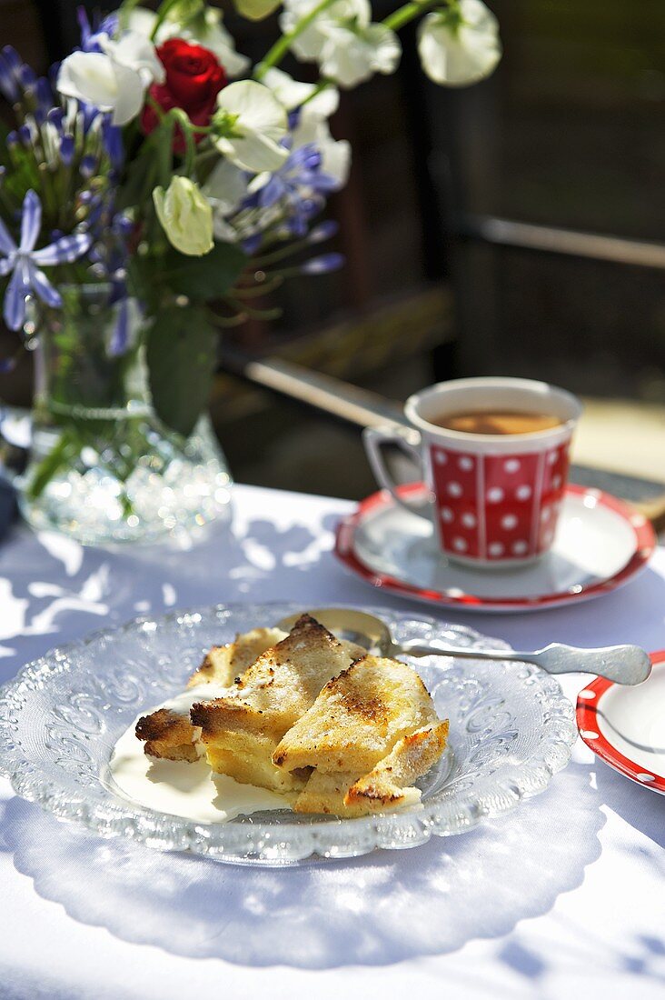 Bread and Butter Pudding mit Sahne, Kaffee