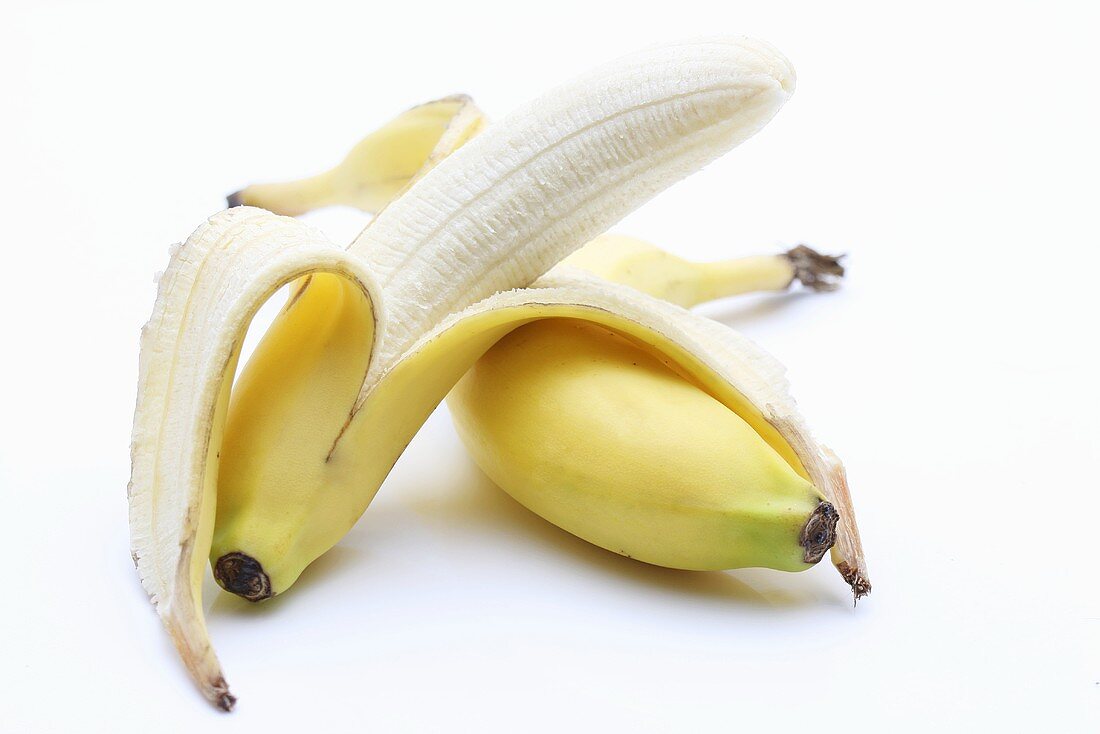 Bananas, unpeeled and partly peeled