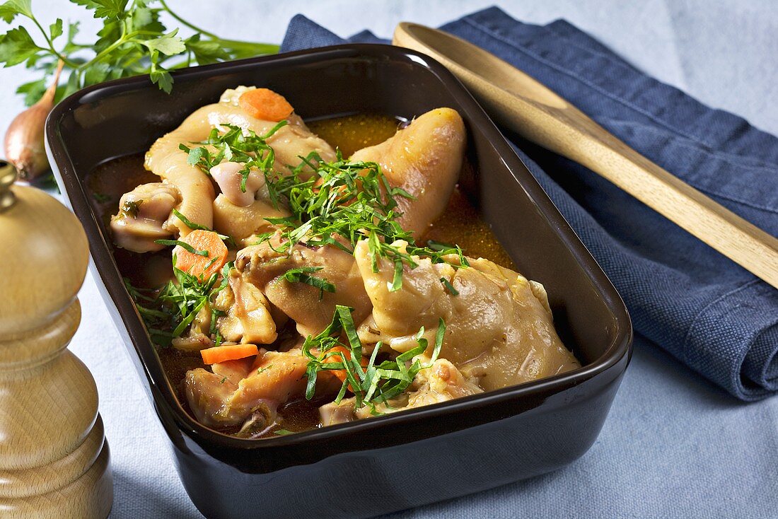 Braised pig's trotters with carrots and parsley
