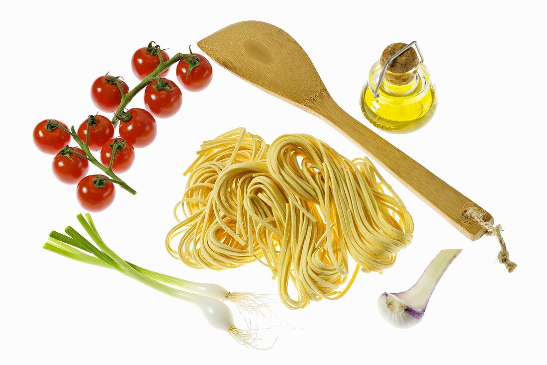Nudeln, Gemüse, Olivenöl und Pfannenwender