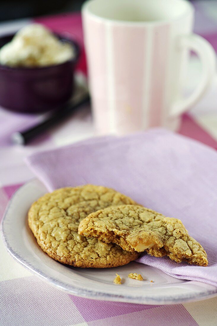 Vanilla macadamia biscuits