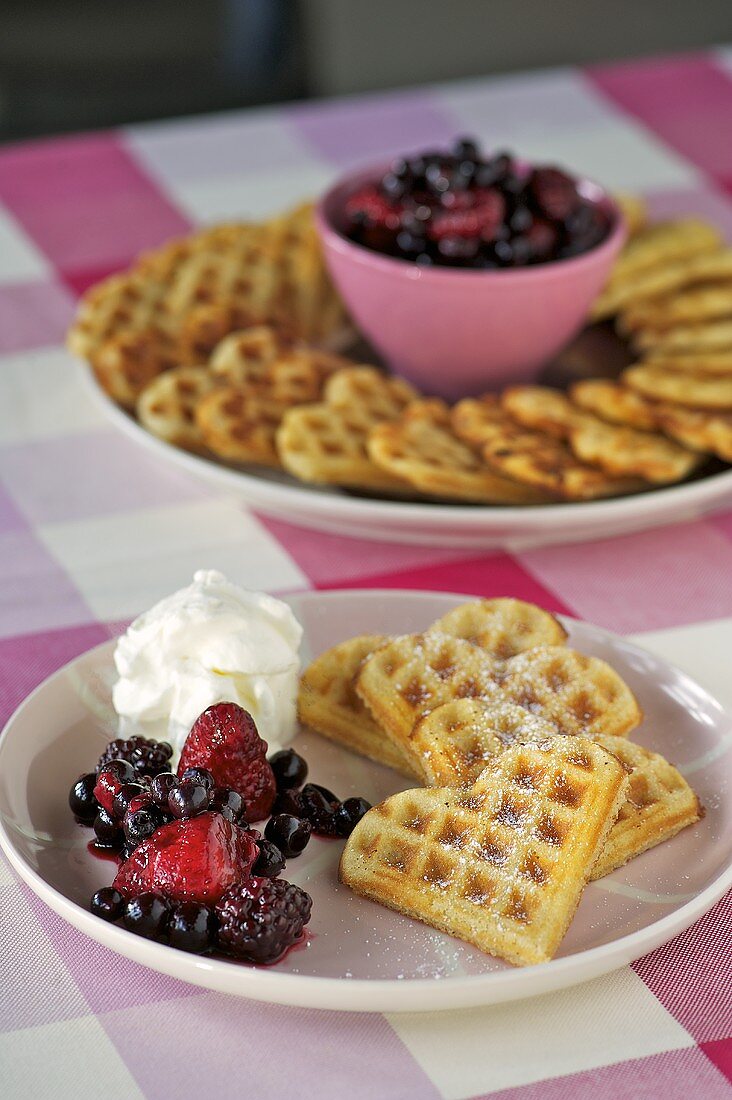 Zimt-Vanille-Waffeln mit Beeren und Sahne