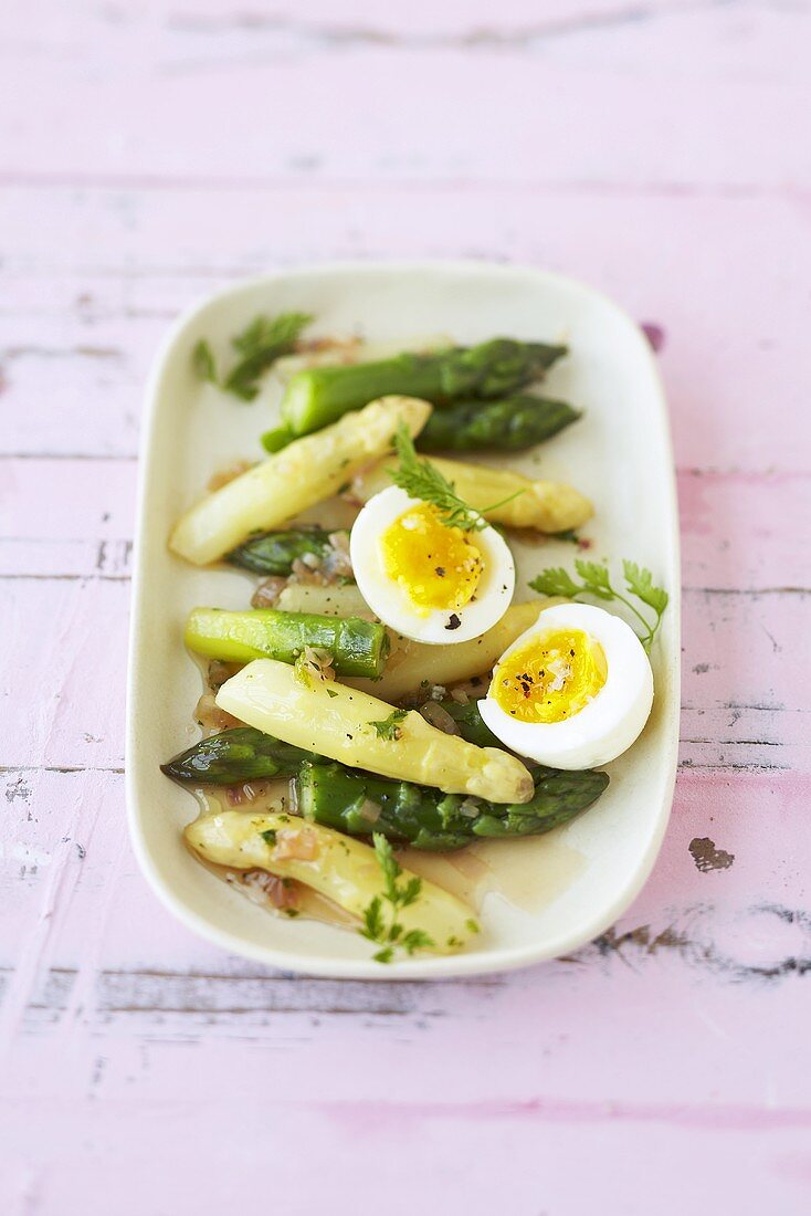 Asparagus salad with egg