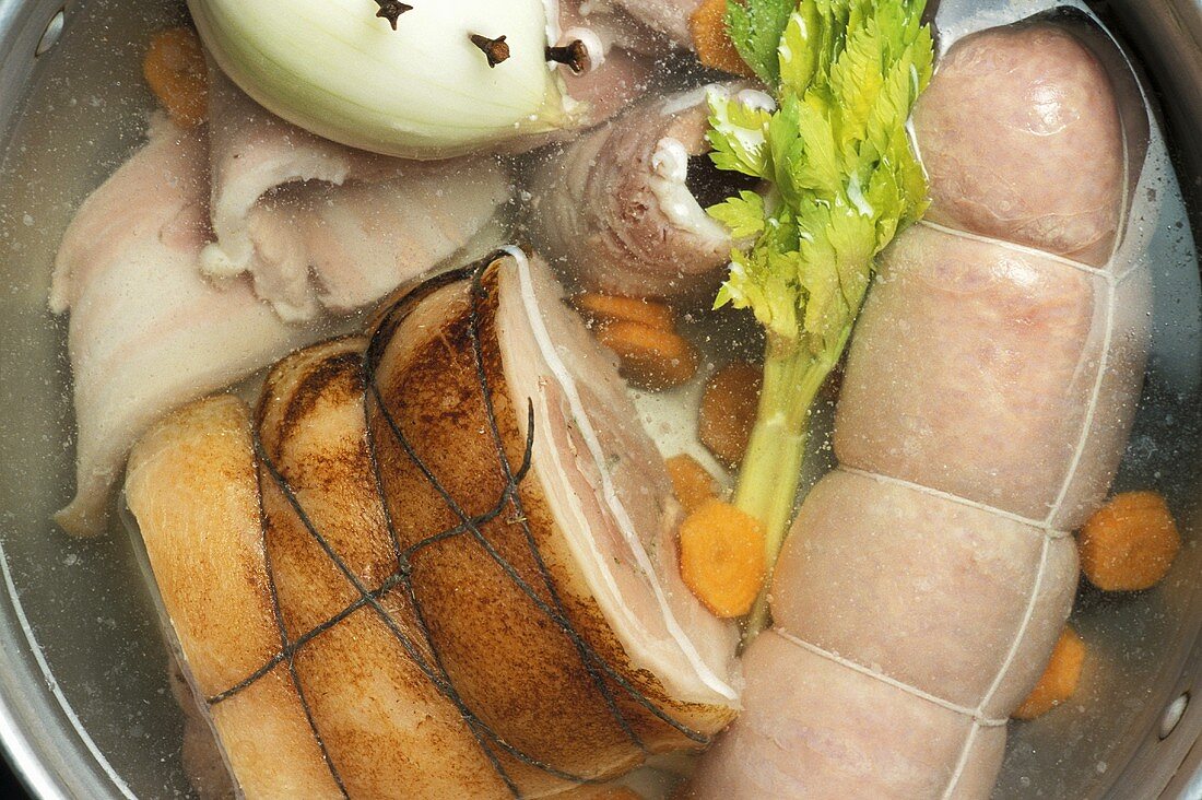 Brühe mit Schweinefleisch, Wurst und Gemüse (Draufsicht)