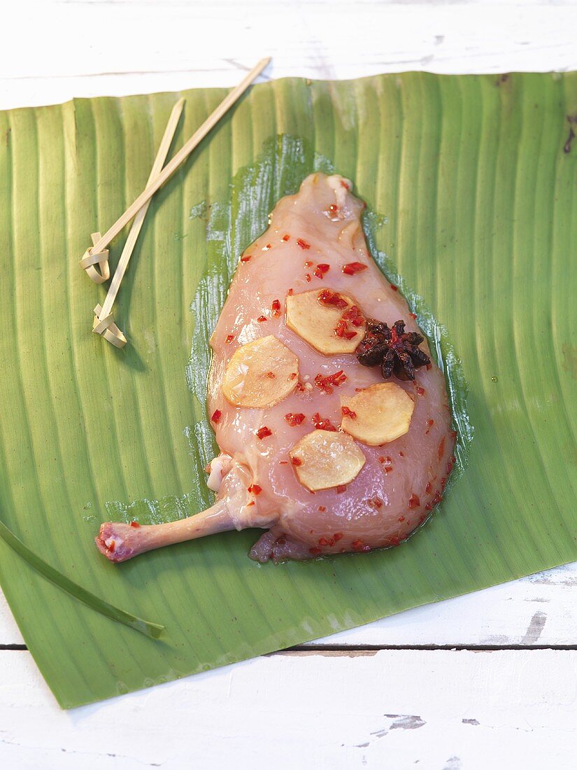 Maispoularde mit Ingwermarinade auf Bananenblatt