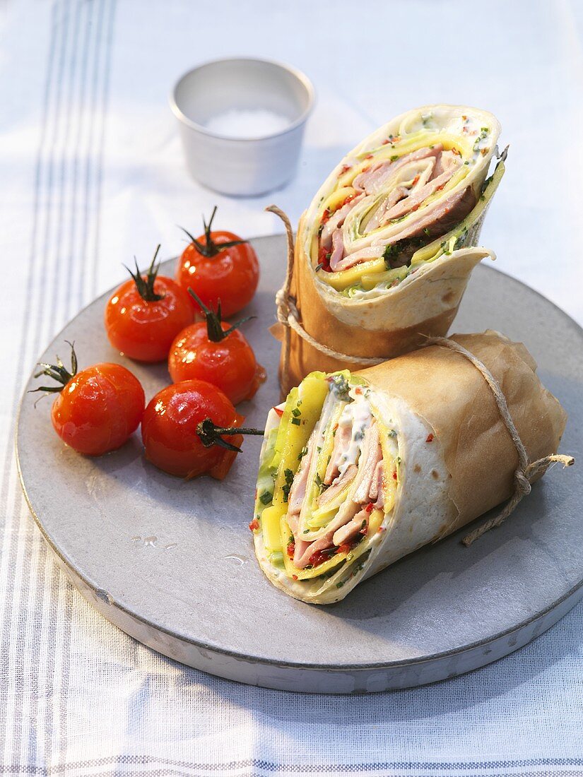 Wrap vom Schweinefilet mit Mango und Zimt-Kirschtomaten