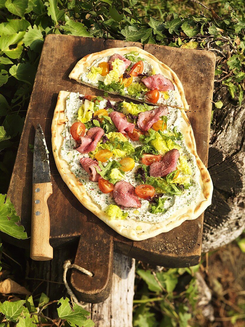 Barbecue-Flammkuchen mit Steak und Kirschtomaten