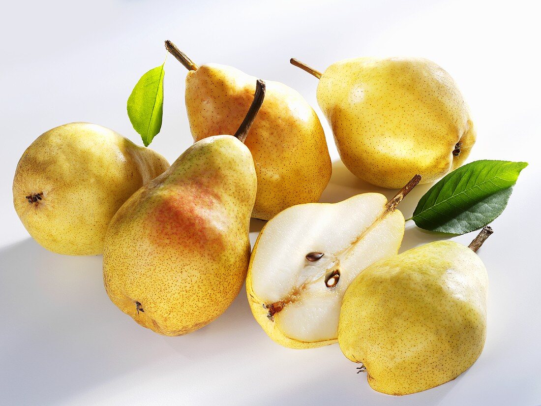 Several yellow Williams pears