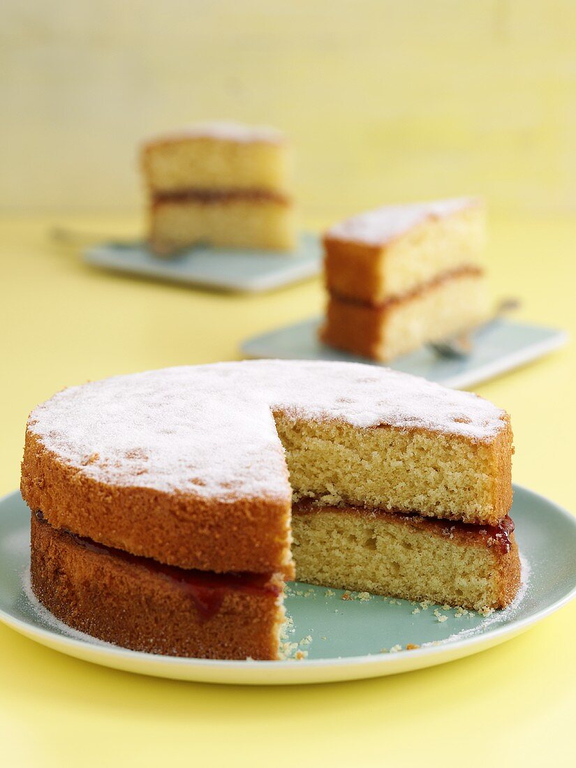 Biskuitkuchen mit Marmelade, angeschnitten