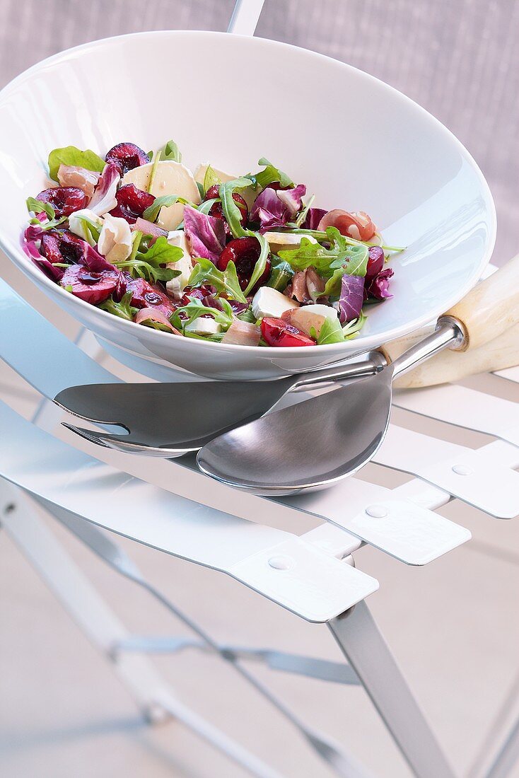 Salad of rocket, cherries and soft cheese