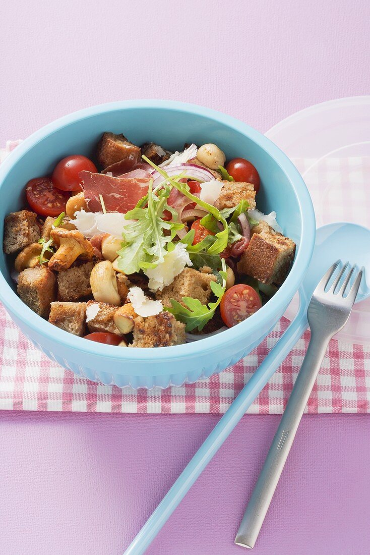 Bread salad with fried mushrooms