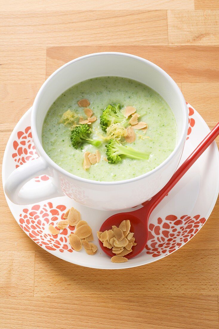 Broccoli soup with flaked almonds