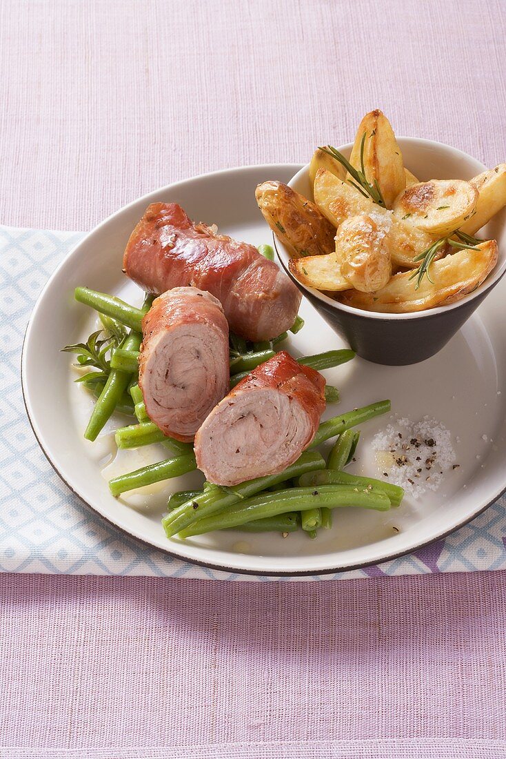 Stuffed pork rolls with potato wedges