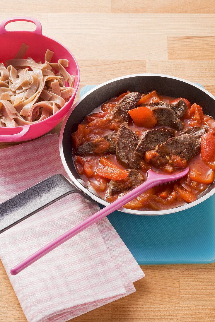 Tomato and pepper sugo with beef and wholemeal pasta