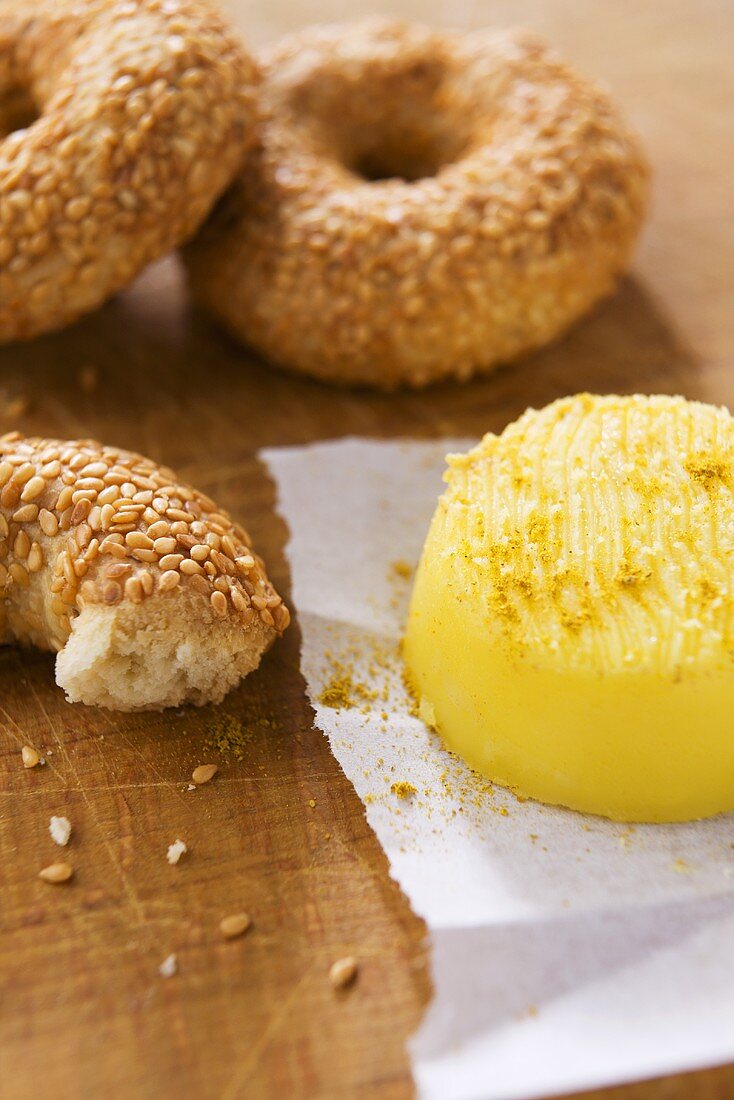 Sesame bagels with curry butter