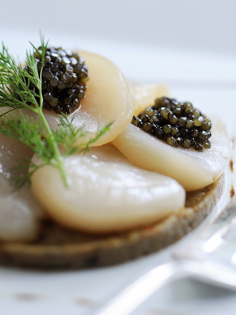 Jakobsmuschel-Carpaccio mit schwarzem Kaviar