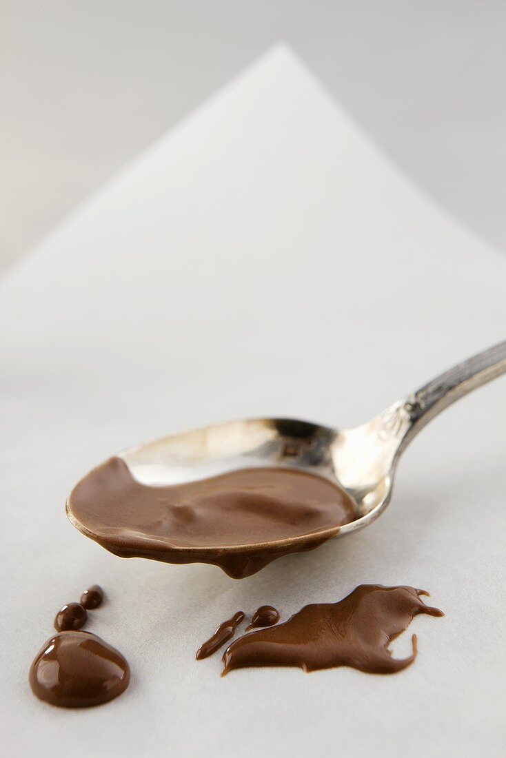 Löffel mit flüssiger Schokolade