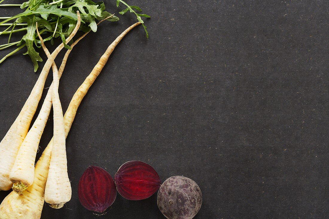 Stillleben mit Roter Bete, Petersilienwurzeln und Rucola