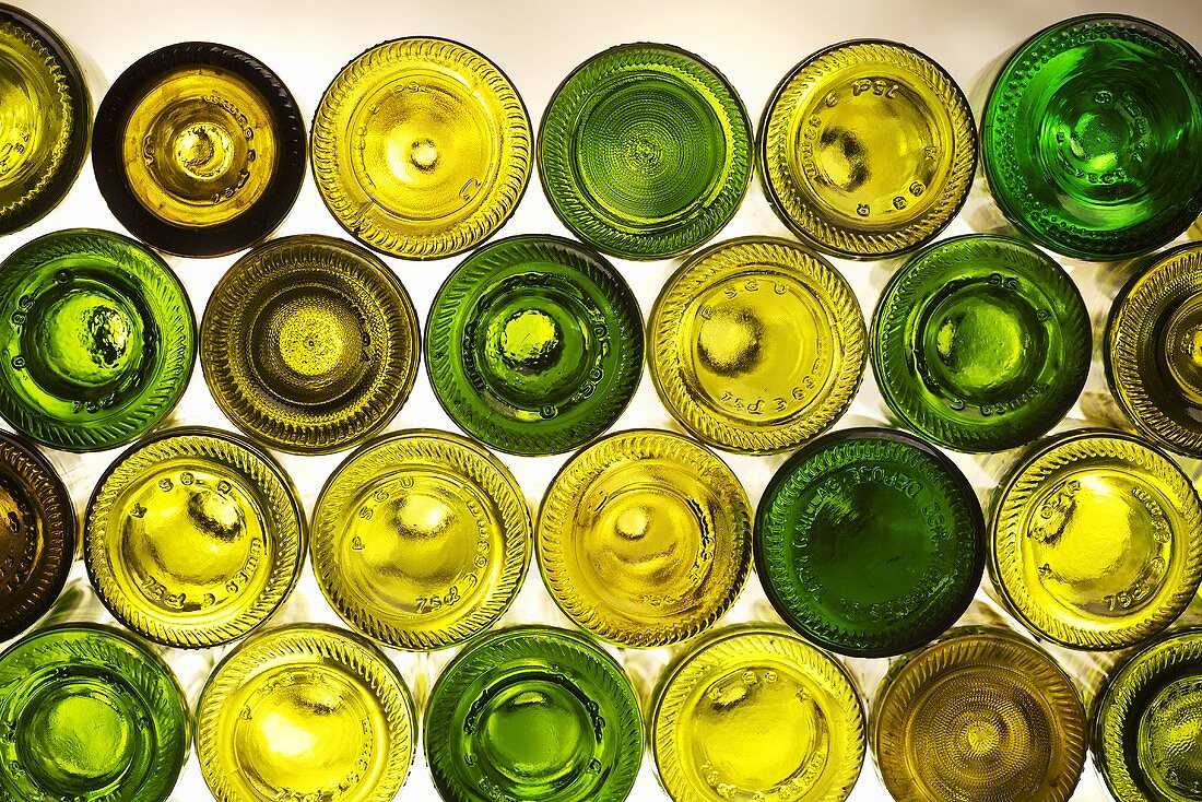 Flaschenböden von verschiedenen Weinflaschen im Durchlicht