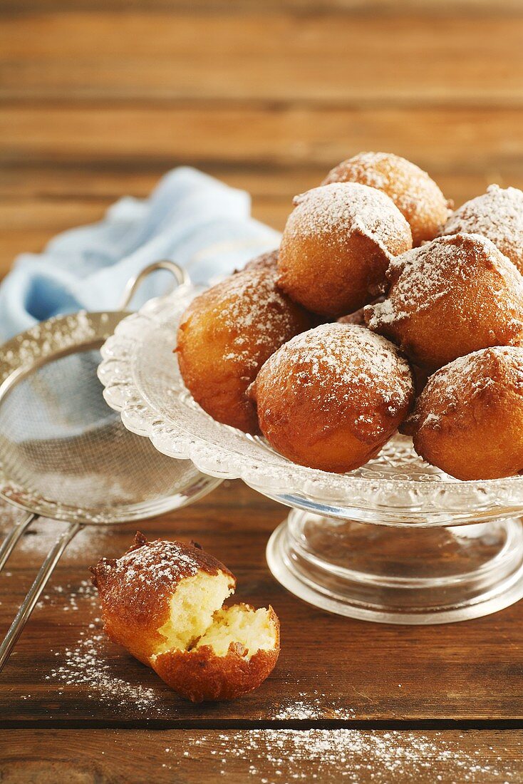 Doughnuts with icing sugar on cake stand