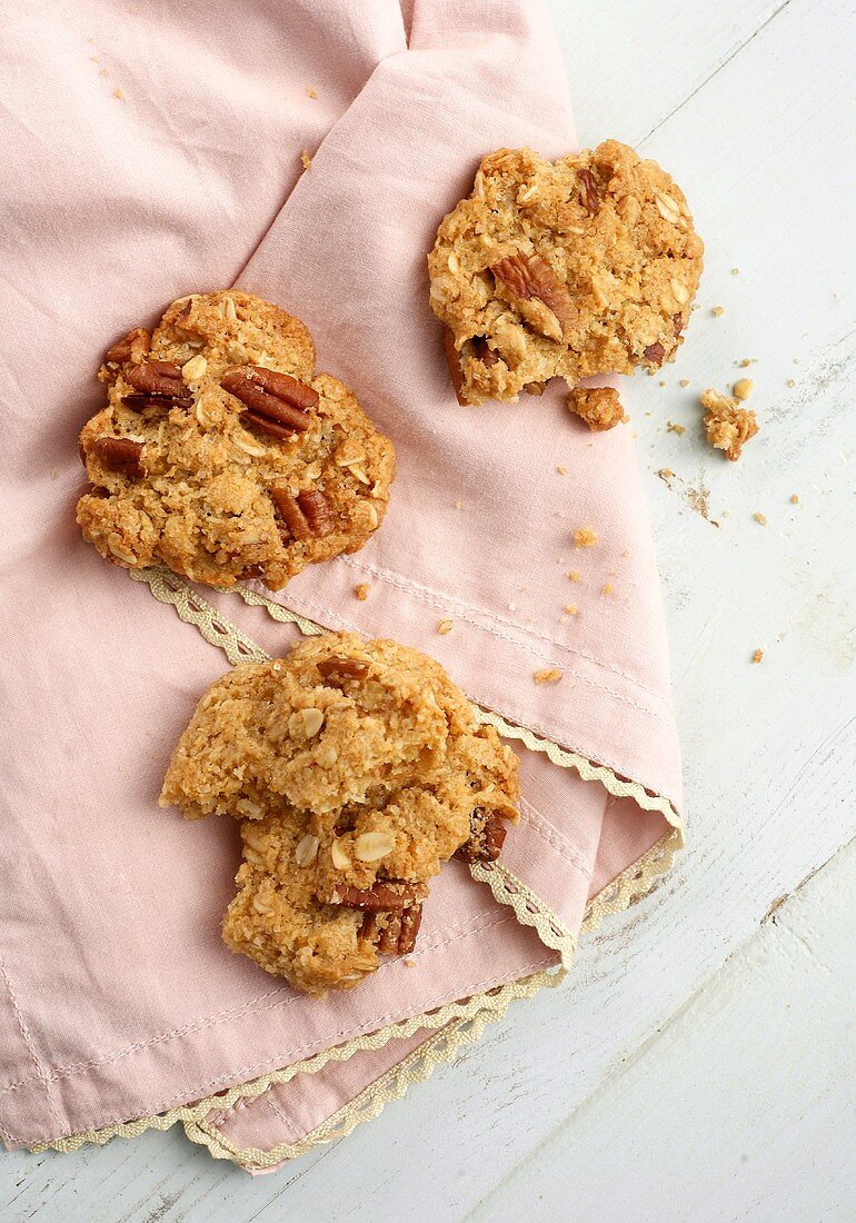 Oat biscuits with pecans and maple syrup
