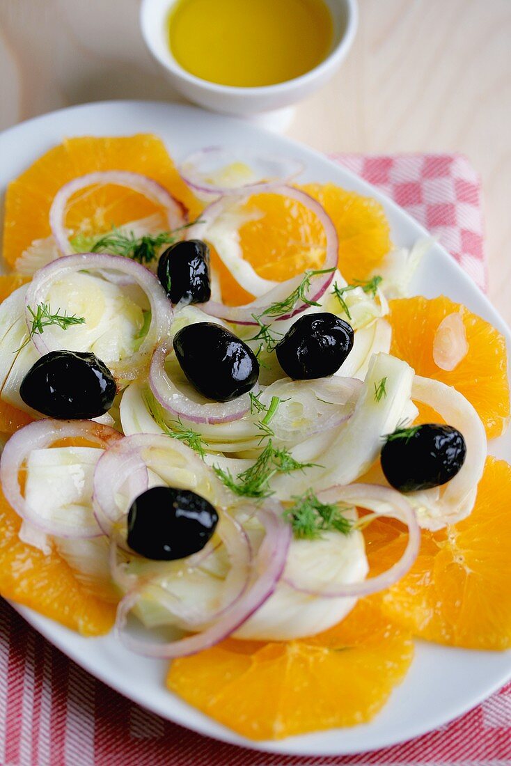 Orangen-Fenchel-Salat mit Oliven und Zwiebeln