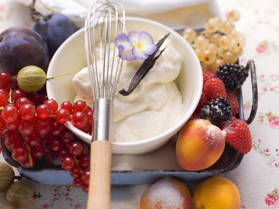 Schlagsahne mit Beeren und Früchten