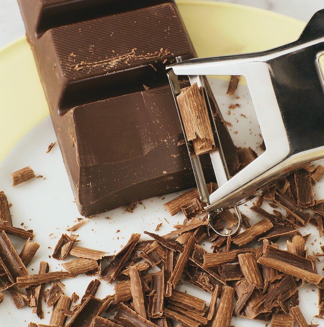 Making chocolate flakes with vegetable peeler