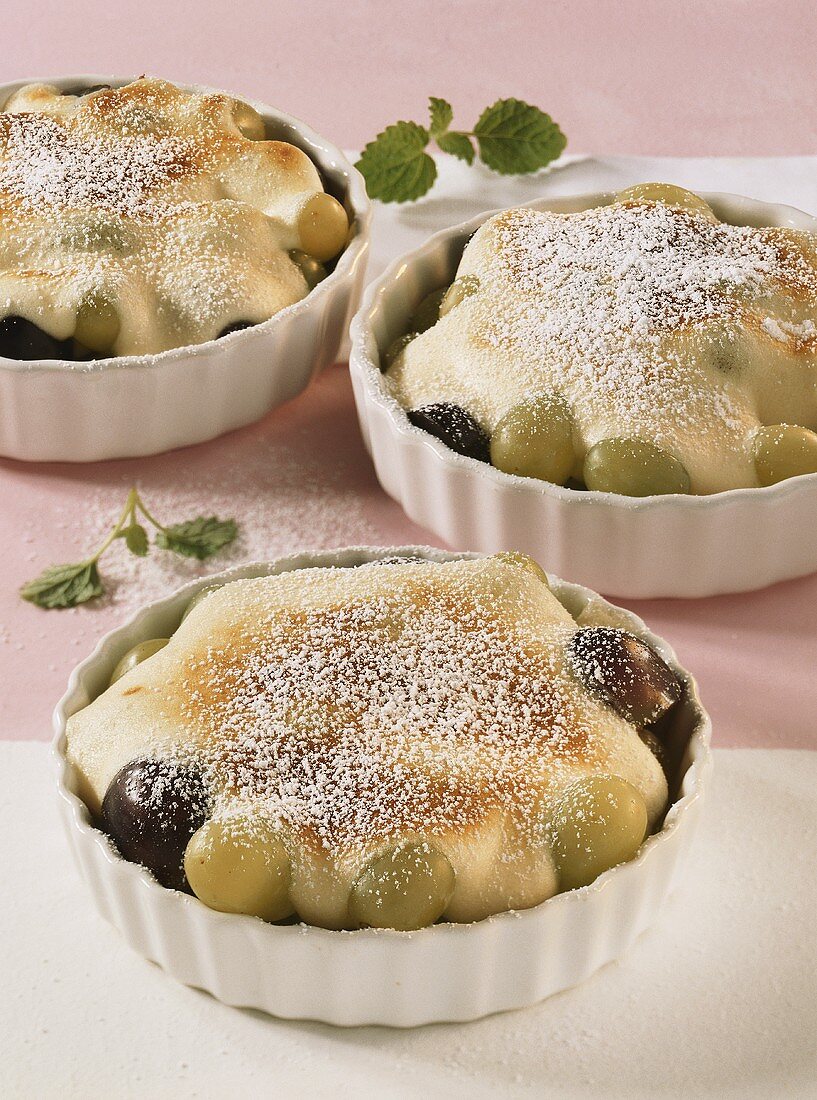 Champagne and grape gratin with icing sugar