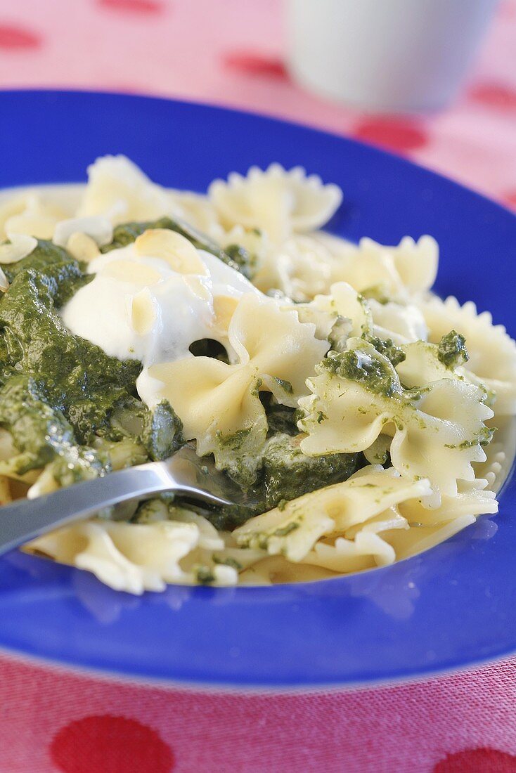 Farfalle with spinach