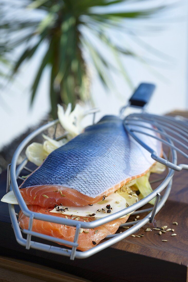 Salmon stuffed with fennel in a grilling basket