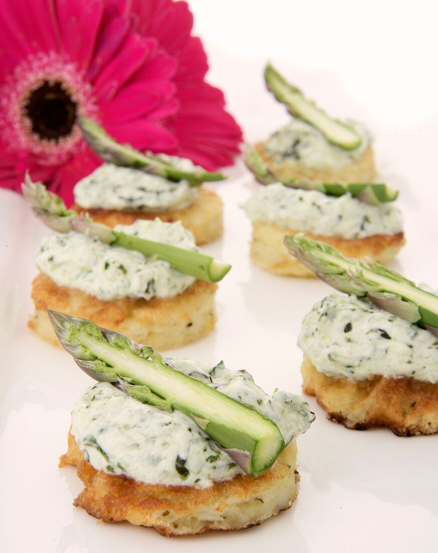 Mini-rösti with basil cream cheese and green asparagus