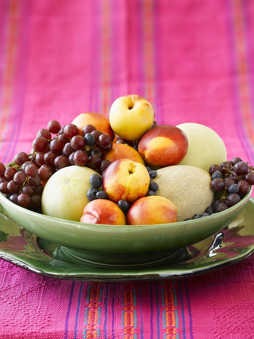 Obstschale mit Melonen, Nektarinen und Trauben