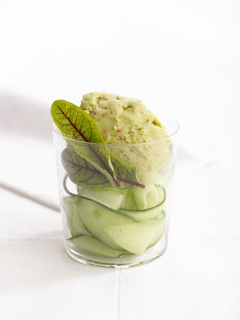 Avocadosorbet mit rosa Pfefferkörnern