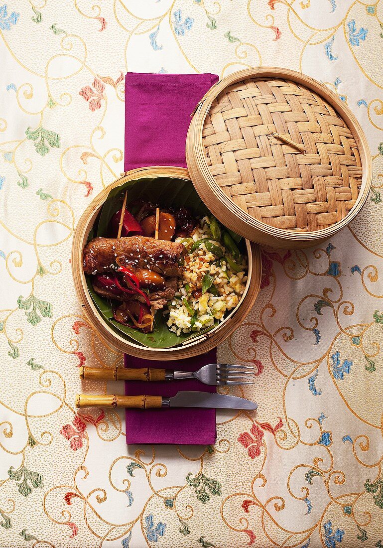 Rinderroulade mit Birnensauce und chinesischem Reis im Bambuskörbchen