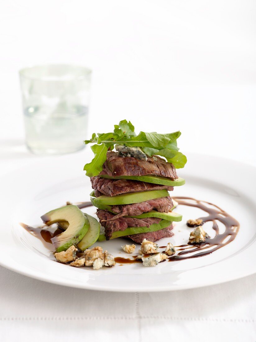 Slices of beef fillet with avocado, Gorgonzola and rocket