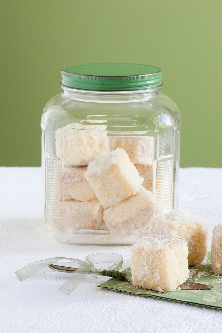 Lamingtons (Kuchenwürfel mit weisser Schokolade und Kokos, Australien)