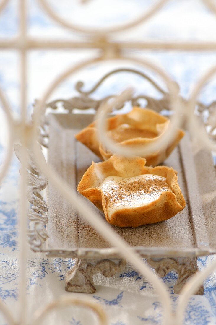 Vanilla cream in cinnamon wafer shells