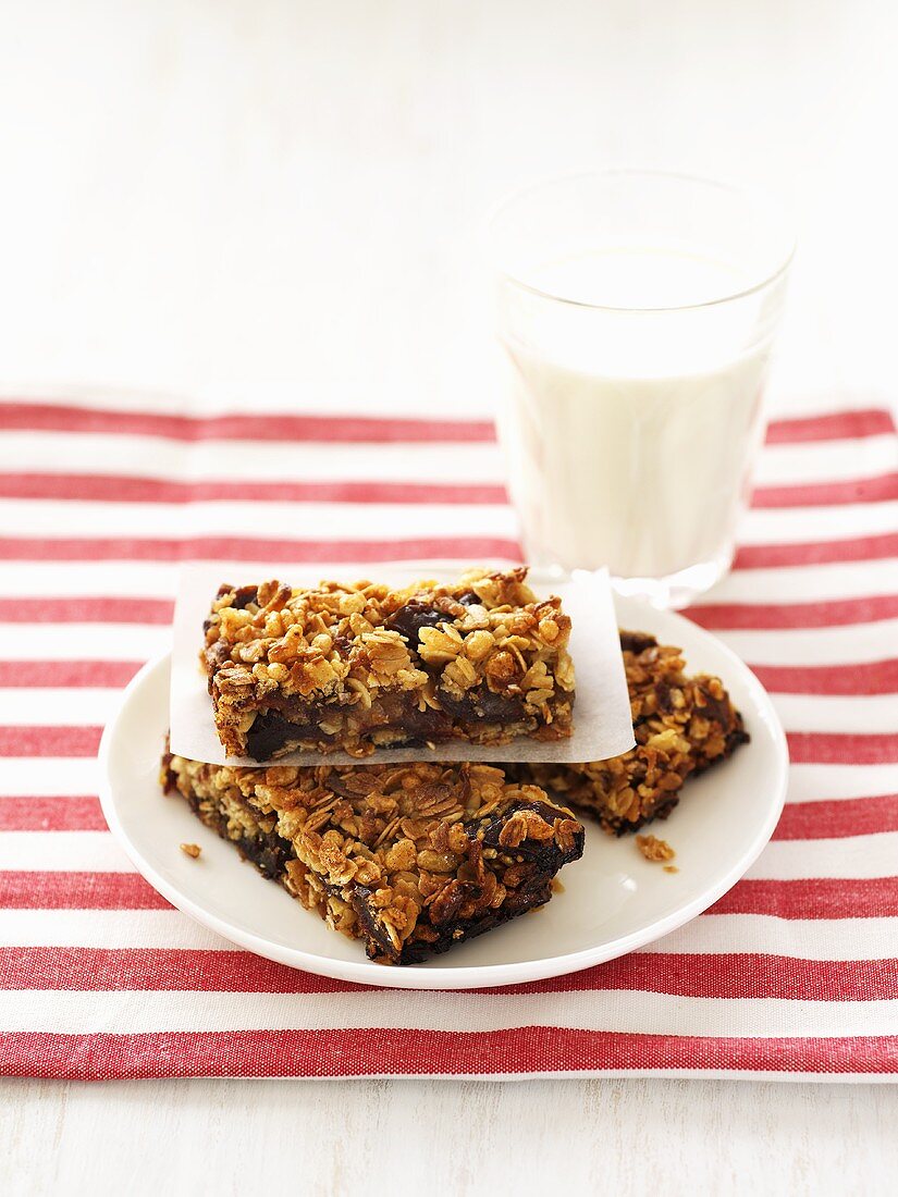 Muesli bars with dates, glass of milk