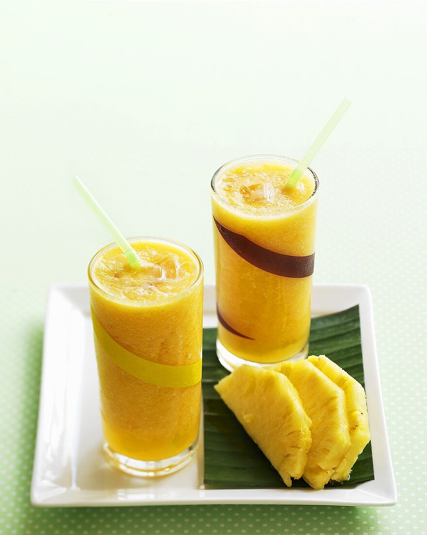 Pineapple drinks and slices of fresh pineapple