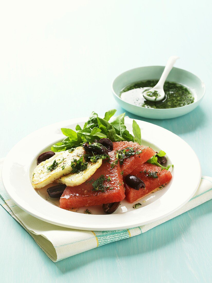 Wassermelonensalat mit Oliven, Halloumi und Rucola