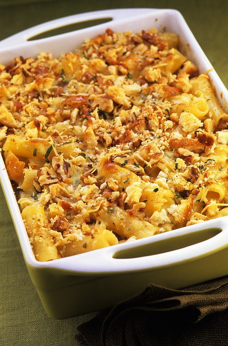 Macaroni cheese in baking dish